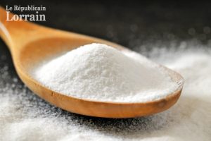 cuillere en bois et bicarbonate de soude